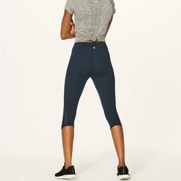 Lululemon sz 4 Train Times Crop (17" )
Nocturnal Teal excellent pre owned cond - Picture 10 of 13